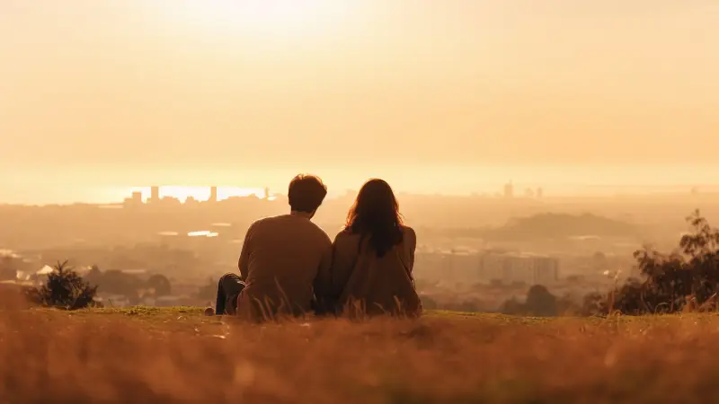 Pareja_observando_horizonte
