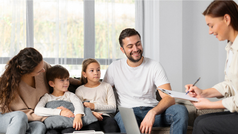Asesoría de Seguros Educacionales en México: Familia planificando la protección de los hijos con un asesor financiero.