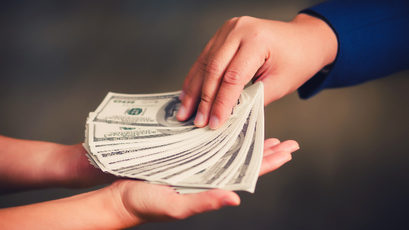 Entrega de dinero o capital asegurado de Seguros Educacionales en México al alcanzar la meta de ahorro.